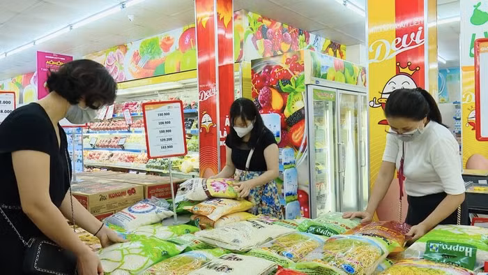 Tại cửa hàng Hapro Food số 3 Lê Thái Tổ, hàng hóa phong phú phục vụ nhu cầu mua sắm của người tiêu dùng