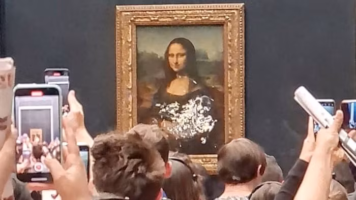 Bức tranh nàng Mona Lisa bị du khách “tấn công”