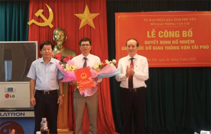 Ông Nguyễn Phương Đông (đứng giữa) - Nguồn ảnh: Báo Phú Yên