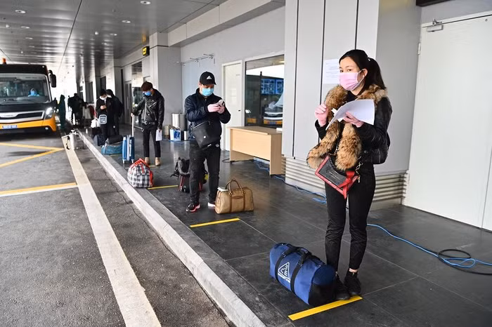 Sân bay Vân Đồn kẻ sẵn vạch vàng, bố trí hành khách xếp hàng làm thủ tục cách nhau 2m