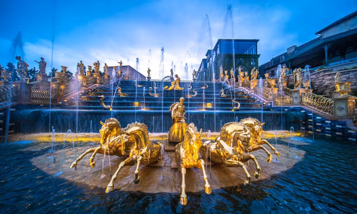 Thác Thần Mặt Trời tại Bà Nà là tạo tác của gia tộc điêu khắc lừng danh Filli Gellery.