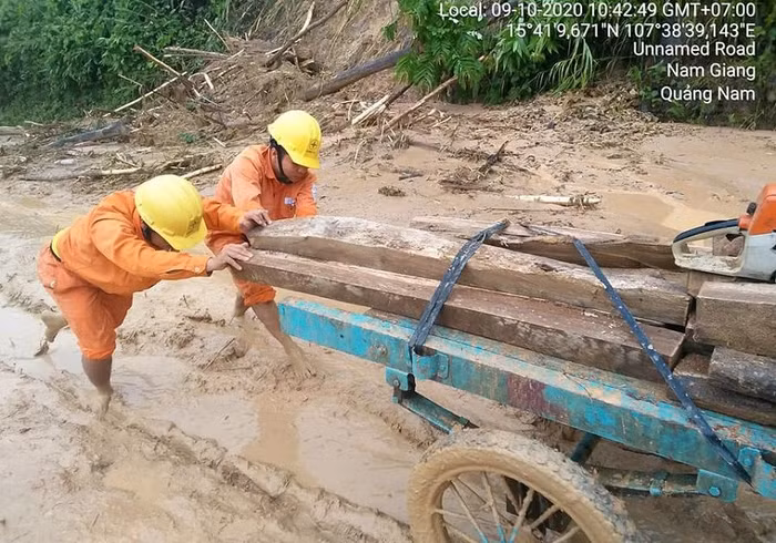 Khắc phục sự cố điện tại huyện miền núi Nam Giang, Quảng Nam