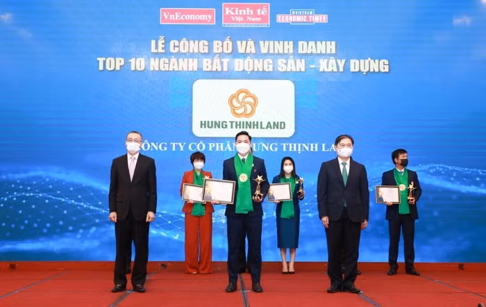 Đại diện Hưng Thịnh Land đón nhận kỷ niệm chương cùng chứng nhận từ Ban tổ chức