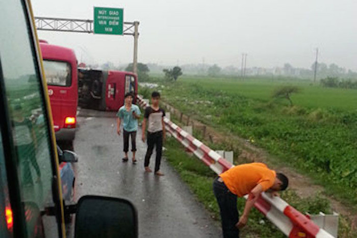 Xe khách lật nhào trên cao tốc Pháp Vân, nhiều người thương vong