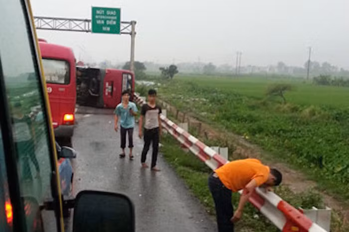 Xe khách lật nhào trên cao tốc Pháp Vân, nhiều người thương vong