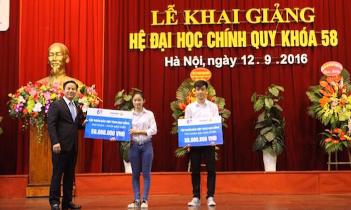 Tập đoàn Bảo Việt trao học bổng cho tân sinh viên