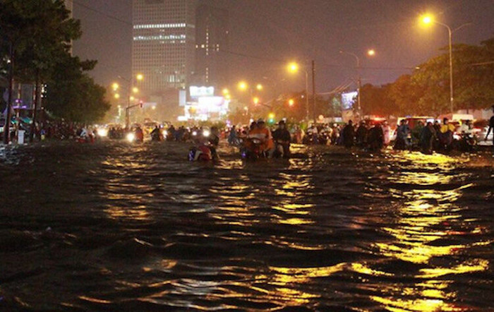 Sài Gòn mua lụt, Uber tung chiêu "câu khách"