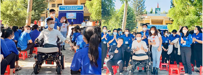 Nhiều học sinh vây xung quanh anh Tô Đình Khánh để được anh truyền nghị lực vượt khó và tiếp thêm niềm tin vào cuộc sống