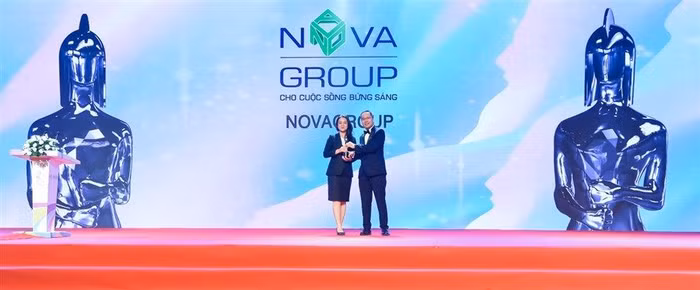Đại diện HR Asia trao giải thưởng “Nơi làm việc tốt nhất châu Á 2022” cho bà Nguyễn Bạch Kim Vy – PTGĐ Vận hành NovaGroup