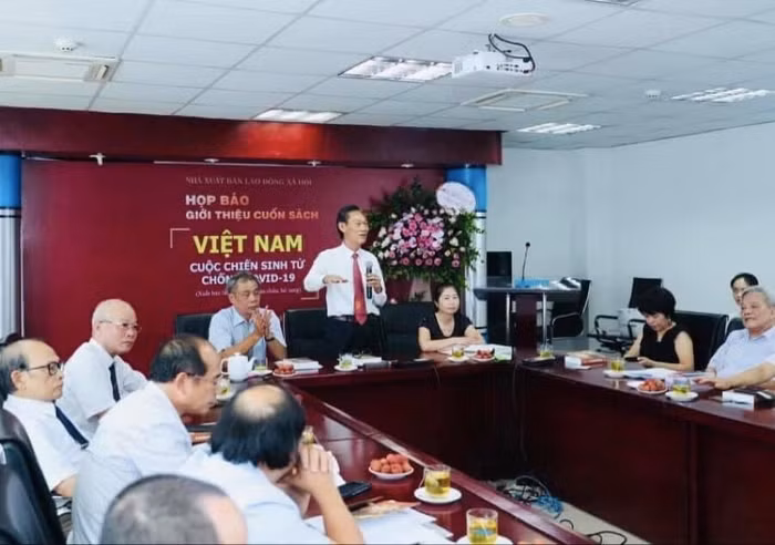Nhà báo Nguyễn Ngọc Niên - Chủ biên của cuốn sách chia sẻ, việc soạn thảo lần thứ hai có thuận lợi hơn lần thứ nhất nhờ có thời gian và điều kiện thu thập tài liệu đầy đủ hơn