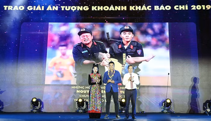 Ông Thuận Hữu, Ủy viên Trung ương Đảng, Tổng Biên tập báo Nhân dân, Phó Trưởng ban Tuyên giáo Trung ương, Chủ tịch Hội Nhà báo Việt Nam và MC, BTV Ngọc Trinh trao giải tác phẩm ảnh báo chí đạt Giải ấn tượng.