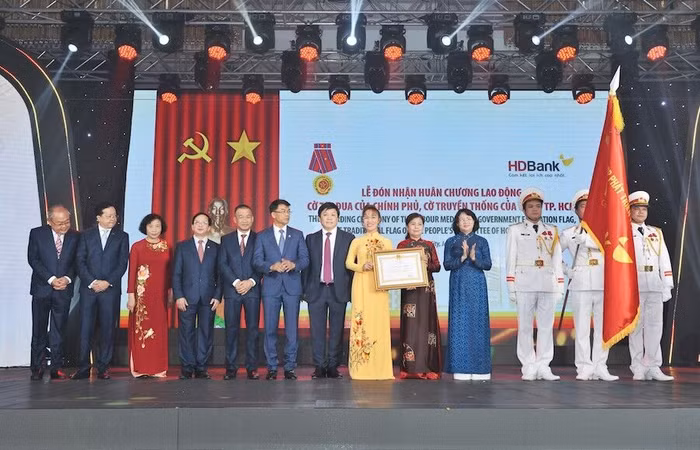 Bà Đặng Thị Ngọc Thịnh - Phó Chủ tịch nước CHXHCN Việt Nam trao Huân chương Lao động cho Ban lãnh đạo HDBank.