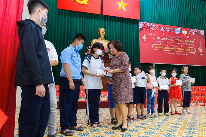 Đại diện Van Phuc Group trao quà cho các em - Ảnh: Vinh Rose