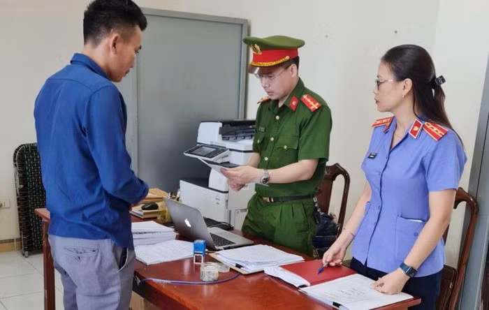 Cơ quan chức năng đọc quyết định khởi tố hình sự Giám đốc Công ty Thực phẩm Quang Dũng