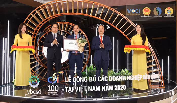 Ông Tăng Văn Hội – Giám đốc Sản xuất Công ty Ngói bê tông SCG (Việt Nam) nhận chứng nhận CSI 100 từ ông Vũ Tiến Lộc – Chủ tịch Phòng Thương mại &amp; Công nghiệp Việt Nam (VCCI) và ông Võ Tuấn Nhân – Thứ trưởng Bộ Tài nguyên và Môi trường Việt Nam (MONRE)
