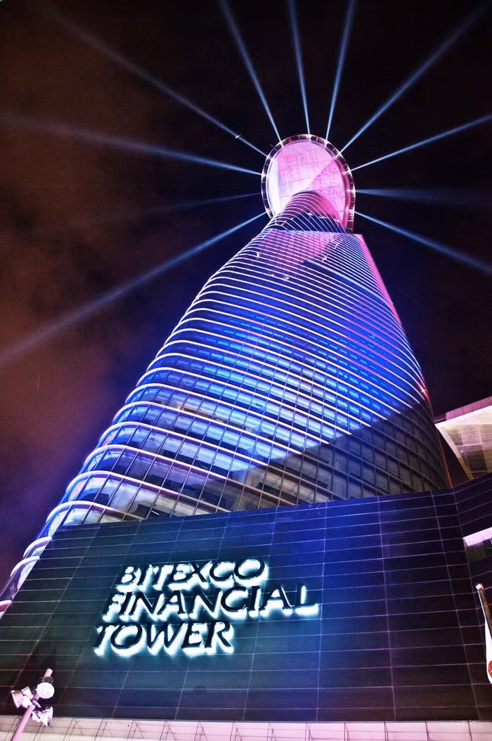 Bitexco với màn trình diễn ánh sáng laser
