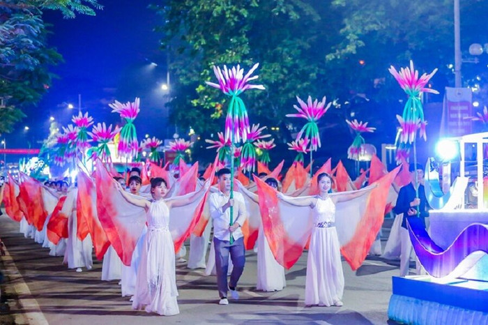 Bờ biển Bãi Cháy sôi động tưng bừng với màn diễu hành Carnaval dịp nghỉ lễ này