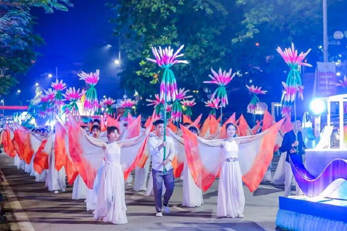 Bờ biển Bãi Cháy sôi động tưng bừng với màn diễu hành Carnaval dịp nghỉ lễ này