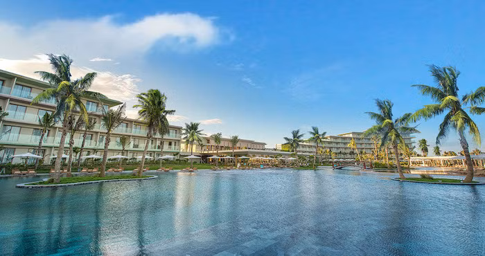 Khu resort gần biển thơ mộng và thanh bình trong một ngày đầu hè
