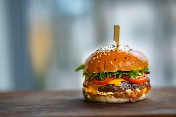 Nguồn gốc bất ngờ của những chiếc bánh hamburger Hoa Kỳ
