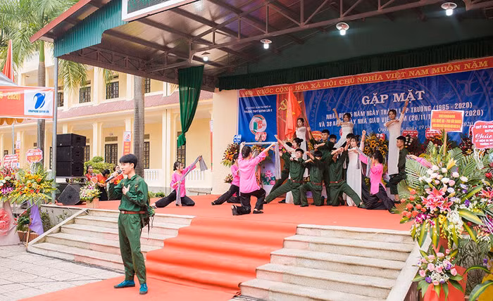 Các tiết mục văn nghệ của chính giáo viên cũng như học sinh trong trường được chuẩn bị công phu như lời chào trân trọng nhất dành cho các đại biểu về dự buổi gặp mặt