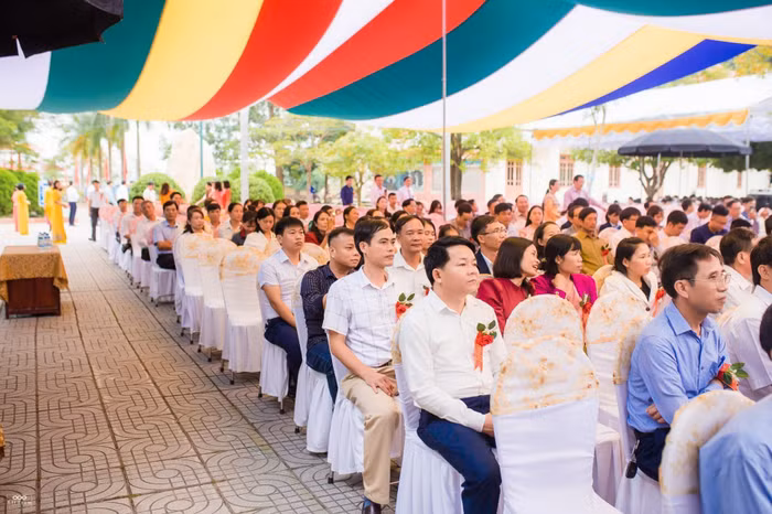 Rất đông các đại biểu là lãnh đạo huyện, các thế hệ thầy cô cũng như thế hệ các cựu học sinh đã về dự buổi gặp mặt