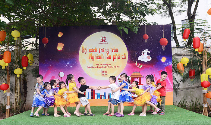 “Hội sách trăng tròn – Nghênh lân phá cỗ” tại Phố Sách Hà Nội ảnh 1 “Hội sách trăng tròn – Nghênh lân phá cỗ” tại Phố Sách Hà Nội ảnh 1