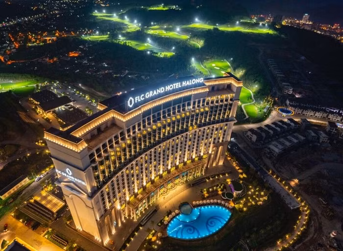 FLC Hạ Long toạ lạc trên đỉnh đồi Văn Nghệ ở độ cao 100 m so với mặt nước biển