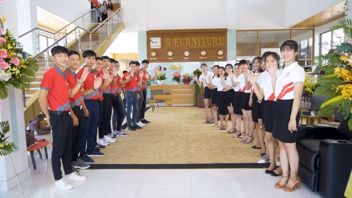 Tại S Furniture, CEO Huỳnh Thanh Vạn chú trọng xây dựng “môi trường làm việc hạnh phúc”, nơi tất cả mọi người đều làm việc bình đẳng và tôn trọng lẫn nhau