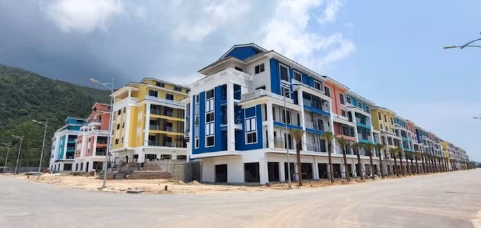 Phân khu đầu tiên của Sonasea Vân Đồn Harbor City là Singapore Shoptel giai đoạn 1 với 192 căn đang được CĐT tích cực hoàn thiện các hạng mục để sớm bàn giao và đưa vào khai thác.