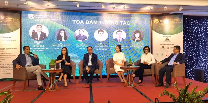 Ông Lê Hải Bình - Phó Chủ tịch VECOM chủ trì, điều phối phiên thảo luận 2 với chủ đề: Chuyển đổi số đúng cách để đón đầu cơ hội trong kỷ nguyên "bình thường mới"