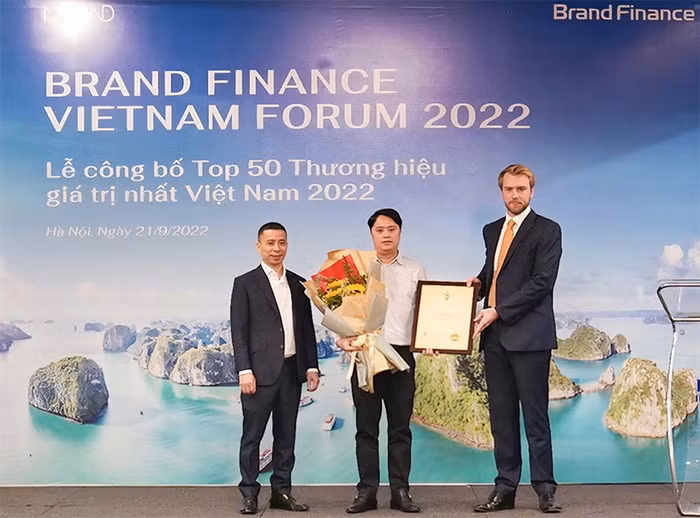 Đại diện Tập đoàn VNPT nhận giấy Chứng nhận giá trị thương hiệu