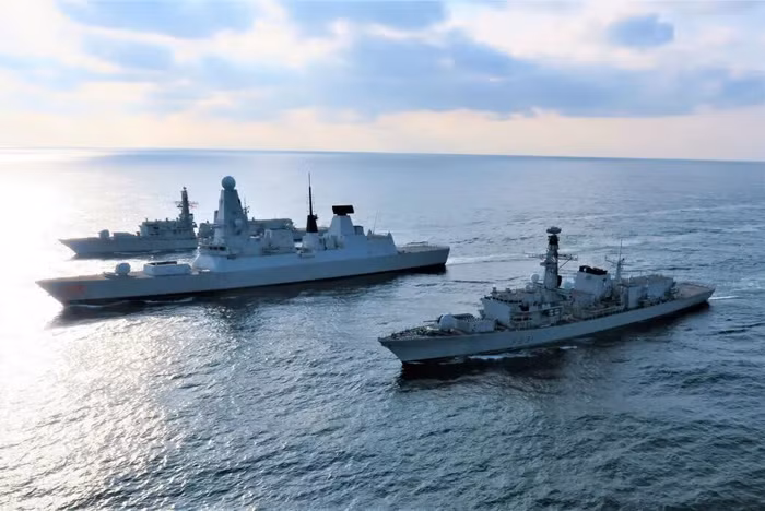 HMS Lancaster, HMS Dragon và HMS Argyll ngoài khơi bờ biển Scotland. Ảnh Hải quân Hoàng gia Anh.