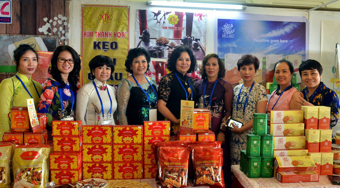 Phó Chủ tịch nước thăm các gian hàng tại Diễn đàn Doanh nhân nữ APEC ảnh 8