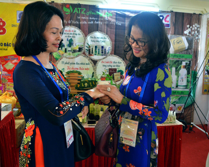 Phó Chủ tịch nước thăm các gian hàng tại Diễn đàn Doanh nhân nữ APEC ảnh 6