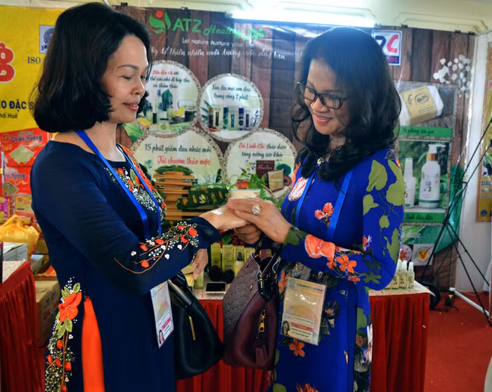 Phó Chủ tịch nước thăm các gian hàng tại Diễn đàn Doanh nhân nữ APEC ảnh 6