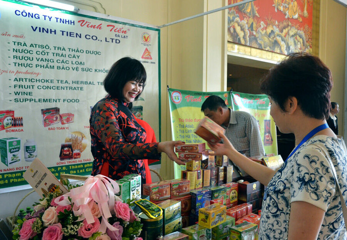 Phó Chủ tịch nước thăm các gian hàng tại Diễn đàn Doanh nhân nữ APEC ảnh 4