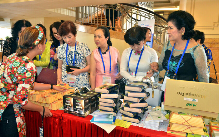 Phó Chủ tịch nước thăm các gian hàng tại Diễn đàn Doanh nhân nữ APEC ảnh 2