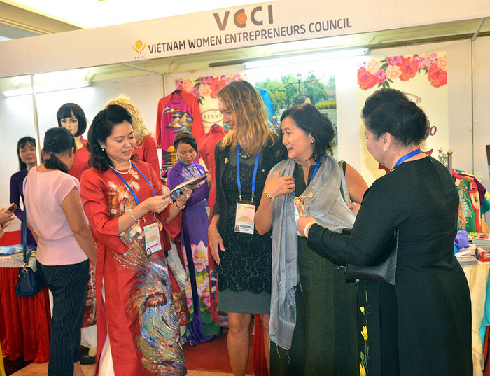 Phó Chủ tịch nước thăm các gian hàng tại Diễn đàn Doanh nhân nữ APEC ảnh 1
