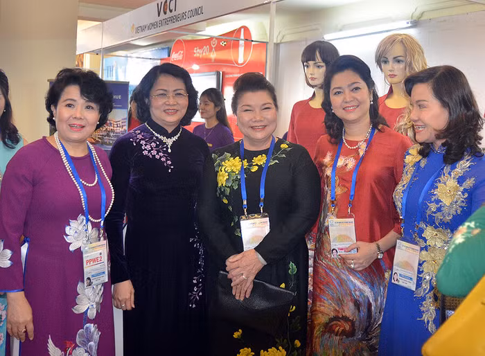 Phó Chủ tịch nước thăm các gian hàng tại Diễn đàn Doanh nhân nữ APEC