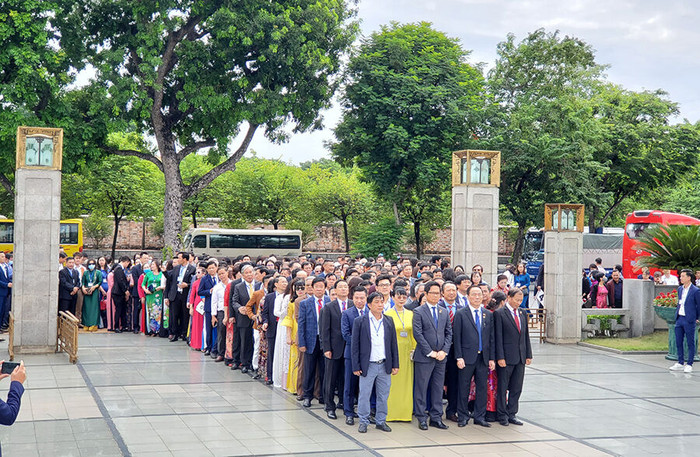 VCCI và HBA tổ chức đoàn Doanh nhân đến dâng hương, báo công với Chủ tịch Hồ Chí Minh ảnh 3