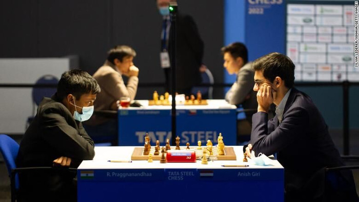 Pragg (bên trái) cùng nhà vô địch Magnus Carlsen thi đấu. Pragg (bên trái) cùng nhà vô địch Magnus Carlsen thi đấu.