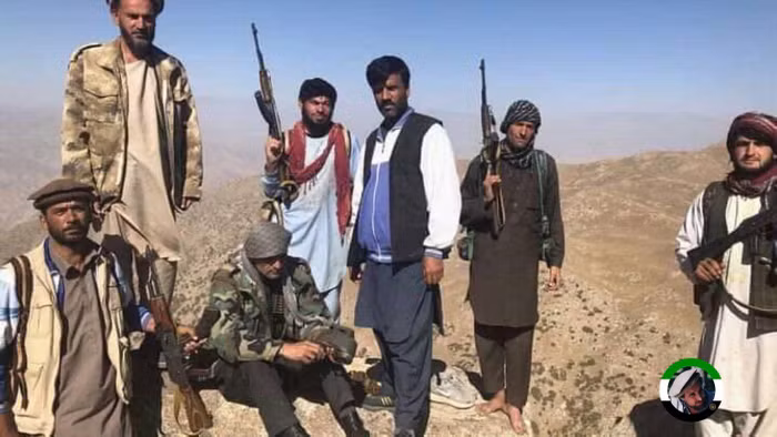 Chiến binh kháng chiến Afghanistan chống Taliban trên dãy núi Hindu Kush.