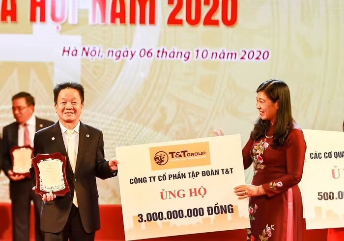 Chủ tịch HĐQT kiêm TGĐ Tập đoàn T&amp;T Group - ông Đỗ Quang Hiển trao ủng hộ quỹ Vì người nghèo của thành phố Hà Nội.