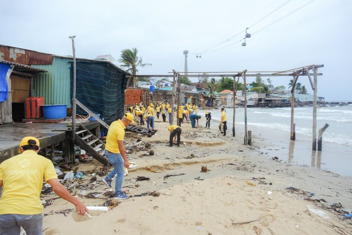 Hàng trăm tình nguyện viên Phú Quốc xuống phố thu gom rác ảnh 2 Hàng trăm tình nguyện viên Phú Quốc xuống phố thu gom rác ảnh 2