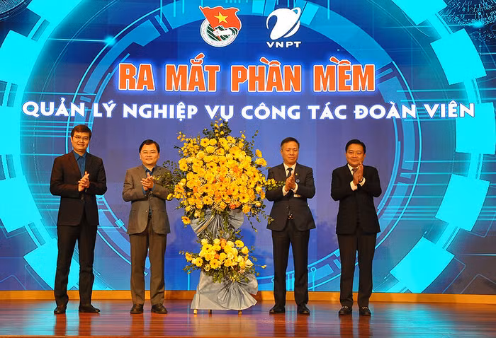 Các đồng chí trong Ban bí thư Trung ương Đoàn và Lãnh đạo Tập đoàn VNPT nhấn nút ra mắt Phần mềm quản lý nghiệp vụ công tác đoàn viên