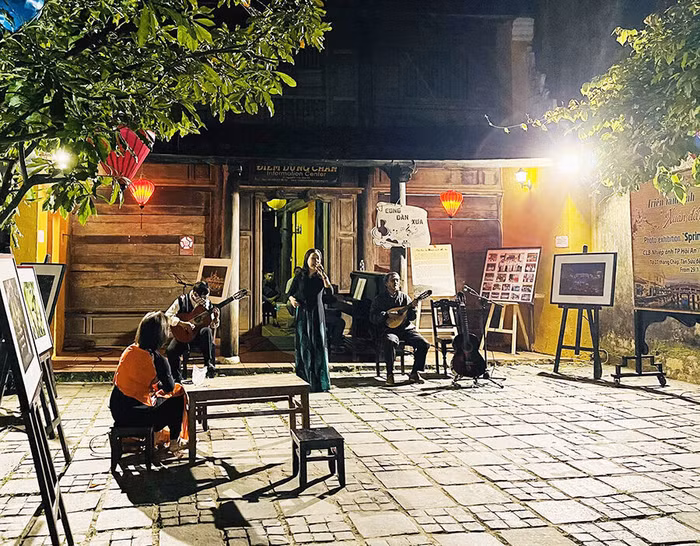 Điểm biểu diễn tân nhạc trong “Đêm phố cổ”. Ảnh: Báo Quảng Nam