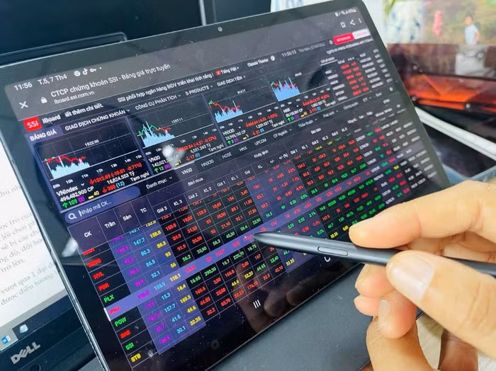 Các nhóm cổ phiếu có liên quan đến đầu cơ, được đánh giá là có "đội lái" đã bị bán tháo mạnh.