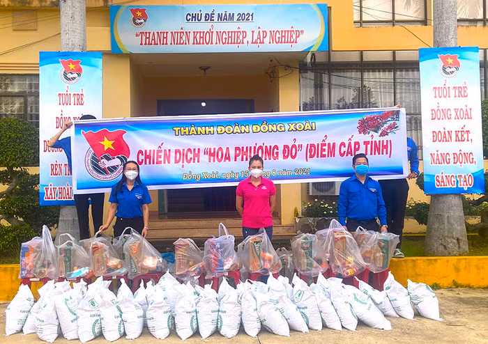 Tại Chiến dịch Hoa phượng đỏ - hoạt động điểm cấp tỉnh do Thành Đoàn Đồng Xoài đăng cai, 42 suất quà đã được trao cho thiếu nhi gặp khó trong “bão Corona”
