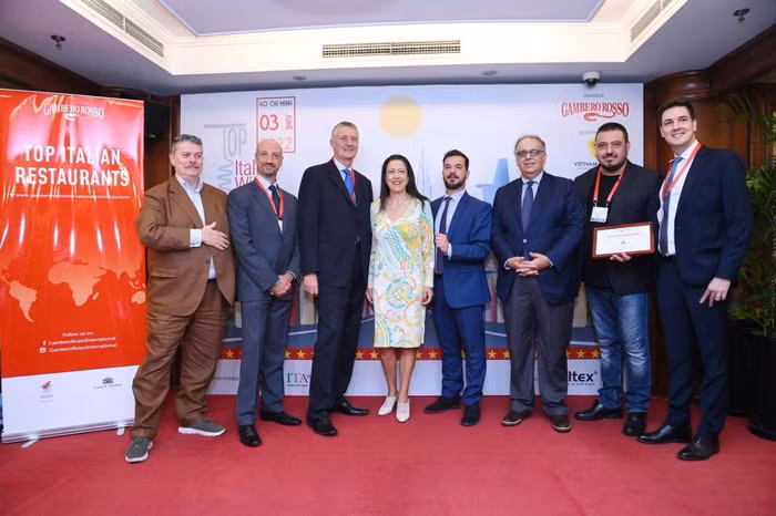 Ông Enrico Padula (thứ 3 từ trái sang) Tổng lãnh sự Cộng hoà Italia tại TP.HCM trao giải thưởng cho các nhà hàng Italia được đánh giá chất lượng cao tại TP.HCM.